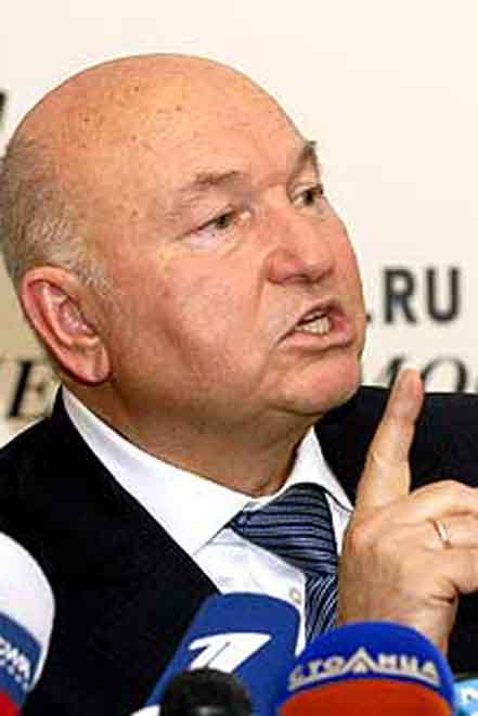 Лужков заявил, что не уйдет в отставку