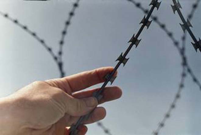 Hungary beefs up border with army, warns migrants to stay away