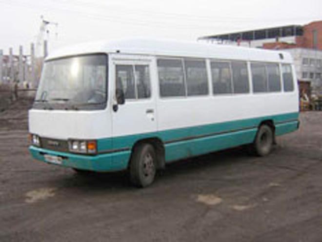 На востоке Москвы девушка поскользнулась на остановке и попала под автобус