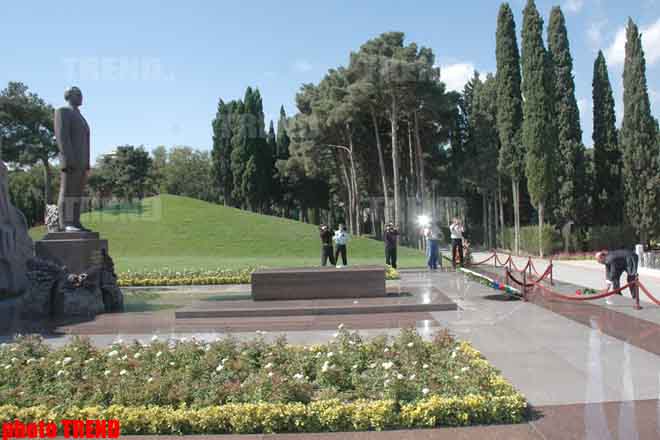 День музыки открылся возложением цветов к могиле Узеира Гаджибекова