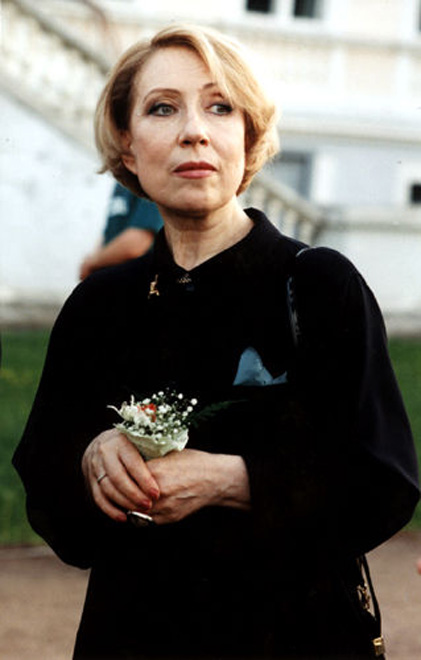 Инна Чурикова сломала руку и ногу