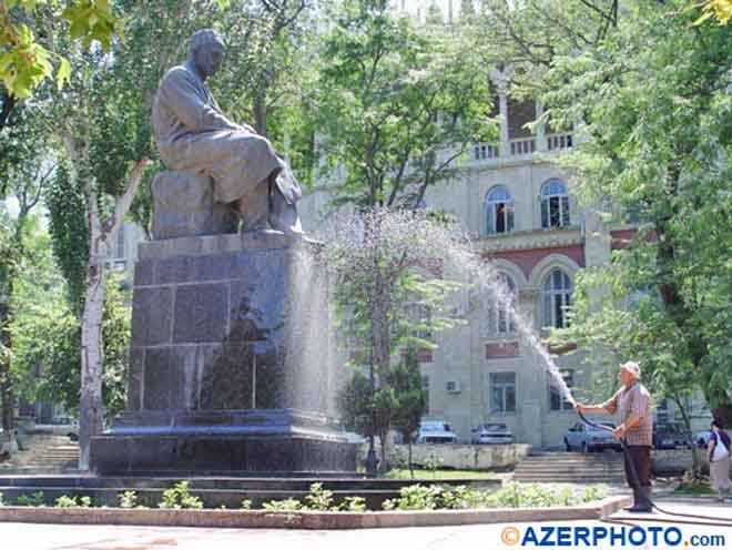 С легким паром, или В Баку моют памятники