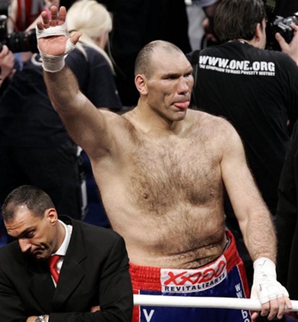 Николай Валуев проиграл Дэвиду Хэю по очкам в бою за титул WBA