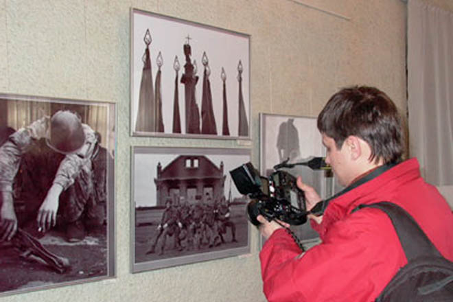 Азербайджанский фотограф стал одним из победителей конкурса на тему демократии