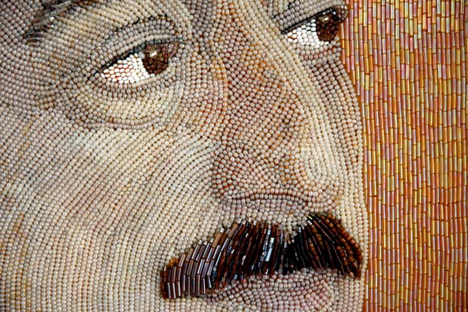 Вышивание бисером ослепляет мастера