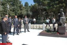 День музыки открылся возложением цветов к могиле Узеира Гаджибекова