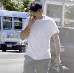 Фото папарацци: звезды ковыряются в носу