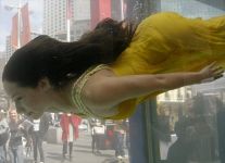 Подводный показ моды в прозрачном аквариуме (фотосессия)