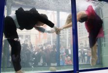 Подводный показ моды в прозрачном аквариуме (фотосессия)