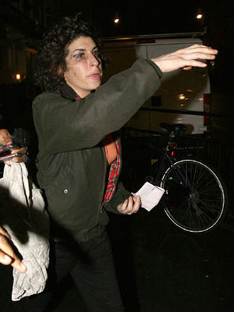 Amy Winehouse lashes out at paparazzi… again