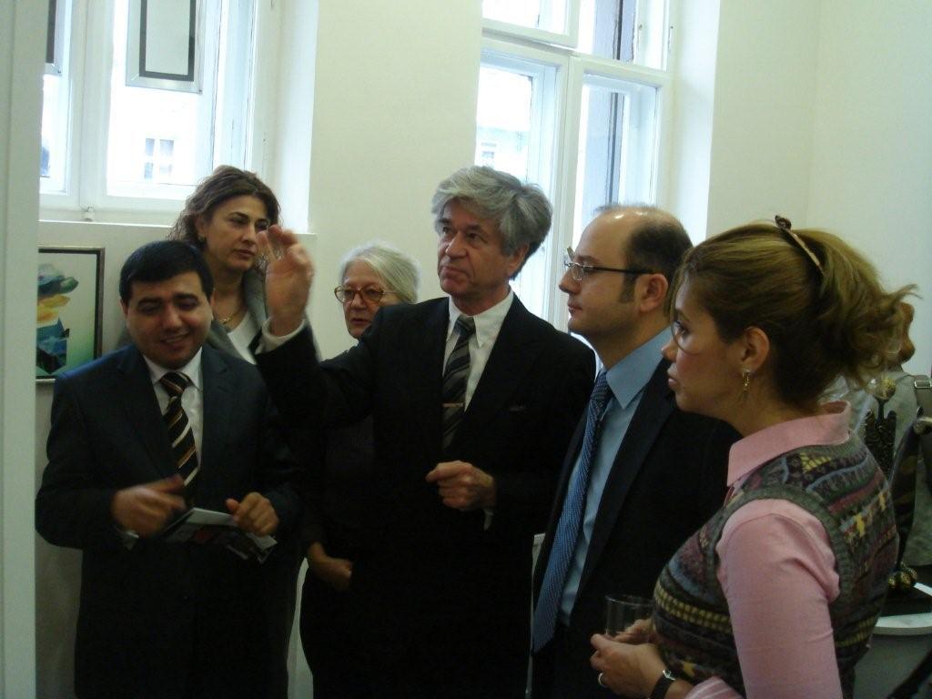 Немецкий художник представил в Берлине картину о Карабахском конфликте (фотосессия)