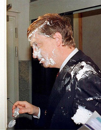 Чем кидают в известных людей (фотосессия)
