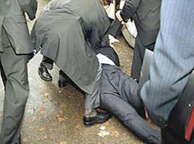 Чем кидают в известных людей (фотосессия)