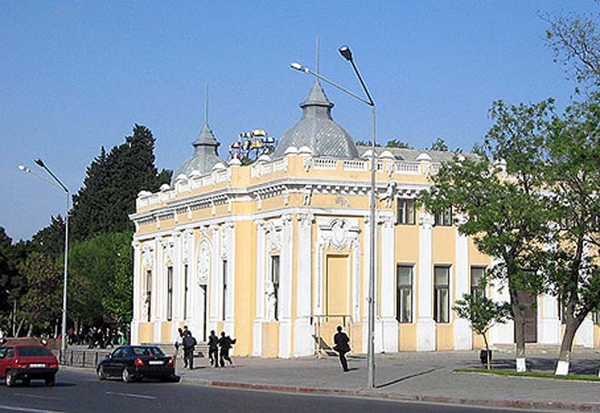 Азербайджанский кукольный театр рассказывает черно-белую сказку для взрослых