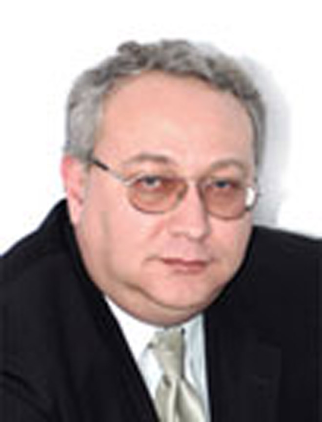 После смерти вкладчика его вклад выдается лицам…