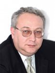 После смерти вкладчика его вклад выдается лицам…