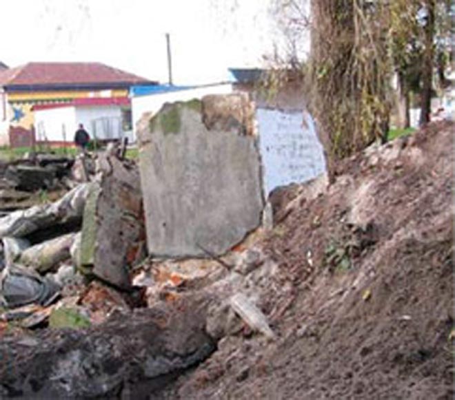 Мемориал воинам 77-й азербайджанской дивизии на Украине на грани разрушения (фотосессия)