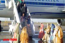 Тысячи людей торжественно встретили Айсель и Араша в Баку (Фотосессия)