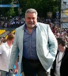 66-летний Юлий Гусман воспылал чувствами к молоденькой блондинке