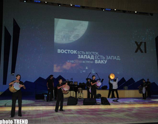 Кинофестиваль "Восток-Запад" в Баку открылся под барабанный бой
