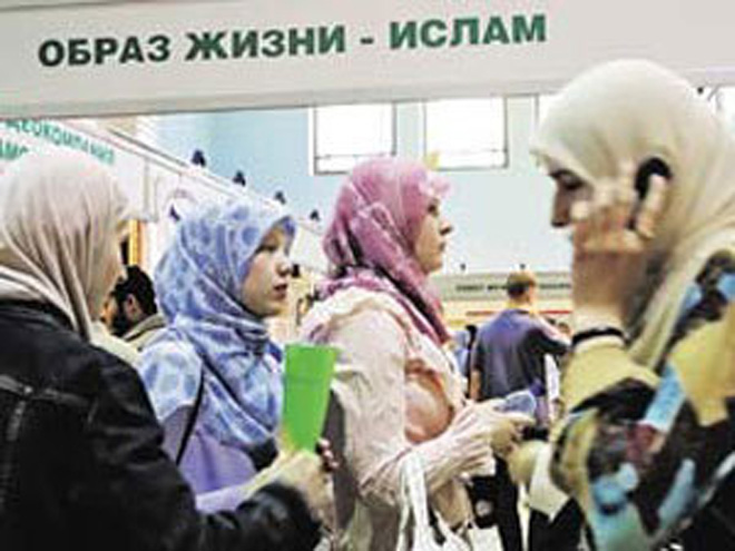"Стоматология для мусульман!", "Бассейн для "сестер-мусульманок!", "Халяльные пельмени и пицца" - москвичи в панике