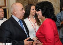 Всемирный день приветствий азербайджанских шоу-звезд (фотосессия)