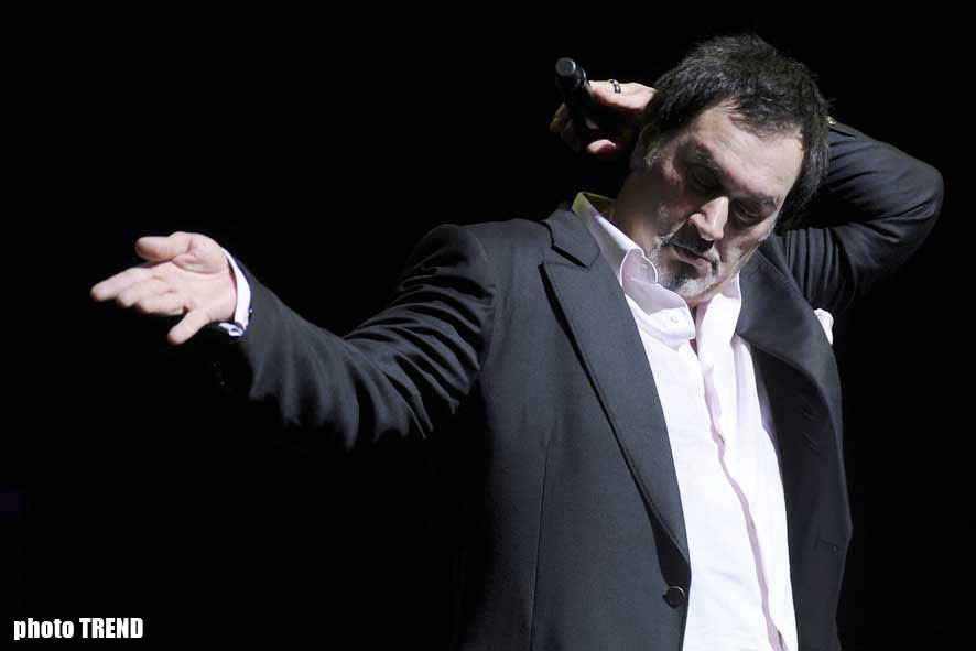 На концерте в Баку Валерий Меладзе дирижировал хором зрителей и раскрывал секреты российского шоу-бизнеса (фотосессия)