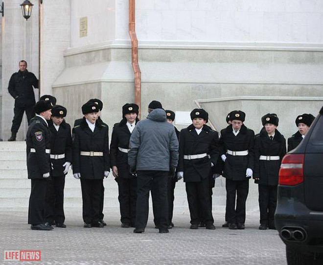 Гроб с телом Владимира Турчинского привезли на кладбище (фотосессия)