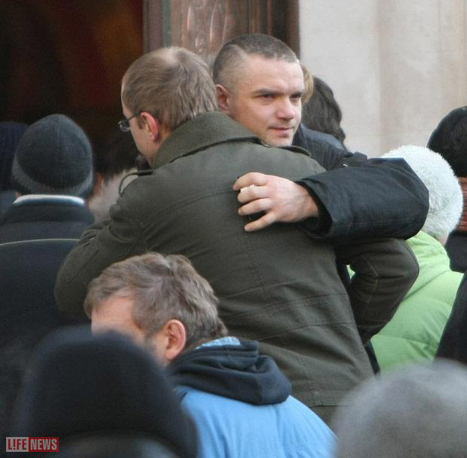 Гроб с телом Владимира Турчинского привезли на кладбище (фотосессия)