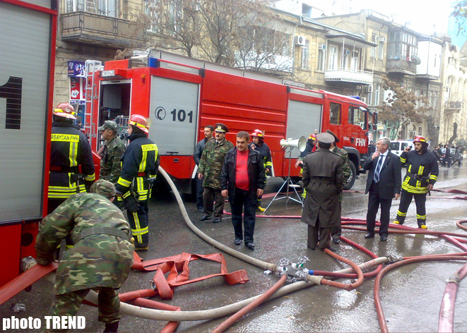 В столице Азербайджана в жилом доме произошел пожар, один человек погиб