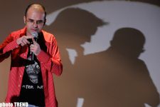 "Убойный юмор" в Баку при полупустом зале (фотосессия)