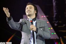 Народная артистка Азербайджана Назпери Досталиева и ее коллеги растоптали пиратские диски (фотосессия)