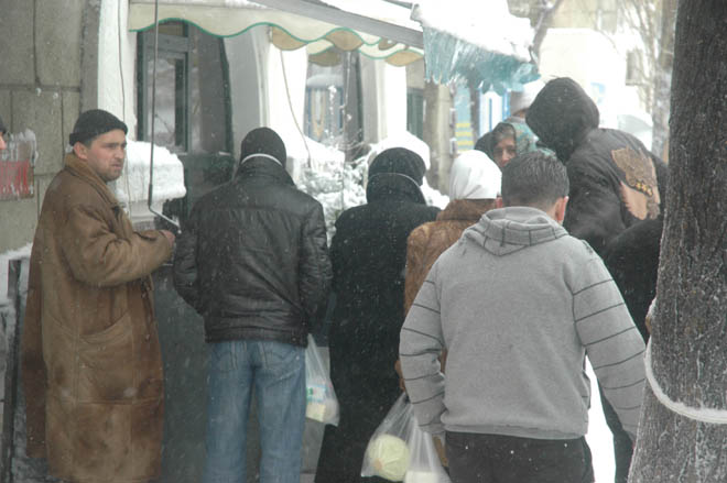 В пригородах Баку возникли очереди за хлебом