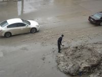 Почему убранный в сугробы снег вновь разбрасывали по улице? (видео-фото)