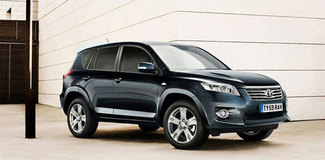 Появилось первое изображение обновленного кроссовера Toyota RAV4
