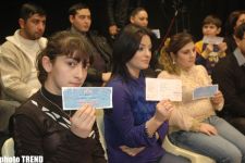 Однофамильцы Мамедовы - певица Лала и телеведущая Гюльнара - раздали подарки из "Волшебной лампы" (фотосессия)