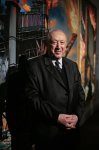 Произведения Таира Салахова о нефтяниках Азербайджана: "В тяжелой горсти нежно несет розу" (фото)