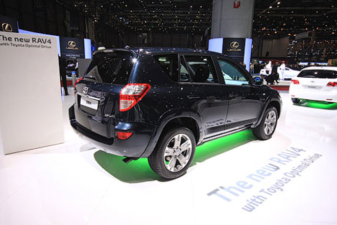 В Женеве дебютировал обновленный кроссовер Toyota RAV4