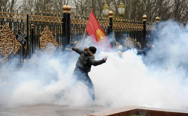 Митингующие в кыргызском Жалал-Абаде захватили здание областной администрации