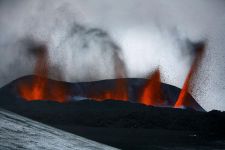 Угрожает ли извержение вулкана в Исландии Азербайджану? (фотосессия)