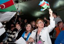 Ночью Сафура превращается в маленького ребенка и спит рядом со мной – мама Сафуры Ализаде (видео)