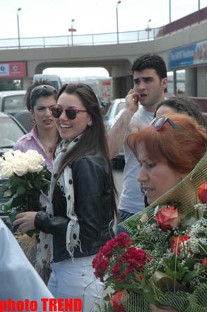 Сафура вернулась в Баку: "Если бы голосование проходило предельно честно, мы должны были бы занять первое место" (фотосессия)