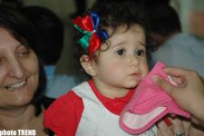 Годовалые девочки Беяз и Сунирчин на встрече с Сафурой Ализаде в аэропорту (фотосессия)