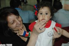 Годовалые девочки Беяз и Сунирчин на встрече с Сафурой Ализаде в аэропорту (фотосессия)