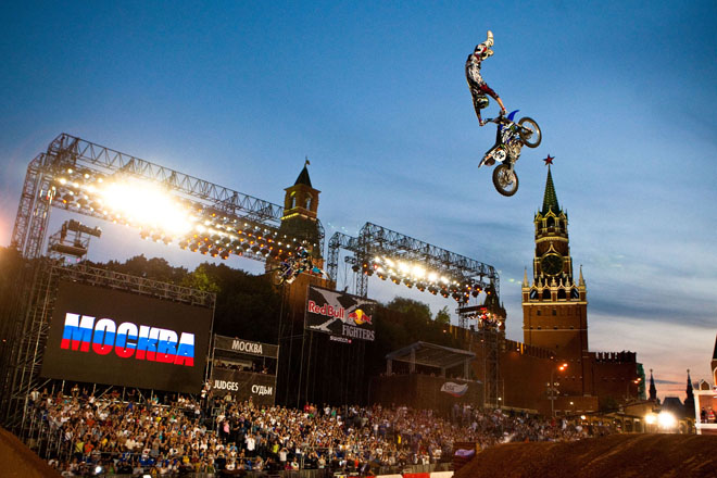 Red BullX-Fighters 2010 довел Красную Площадь до точки кипения (фотосессия)