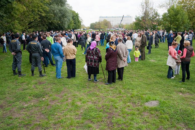 Жители Москвы протестуют против строительства азербайджанцами мечети и медресе (фотосессия)