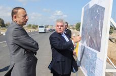 Президент Азербайджана ознакомился с ходом работ по расширению и строительству автомобильных дорог на территории Международный аэропорт Гейдар Алиев-Мардакянский круг-поселок Бильгях (ФОТО)