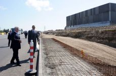 Президент Азербайджана ознакомился с ходом работ по расширению и строительству автомобильных дорог на территории Международный аэропорт Гейдар Алиев-Мардакянский круг-поселок Бильгях (ФОТО)