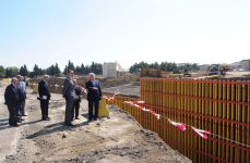 Президент Азербайджана ознакомился с ходом работ по расширению и строительству автомобильных дорог на территории Международный аэропорт Гейдар Алиев-Мардакянский круг-поселок Бильгях (ФОТО)
