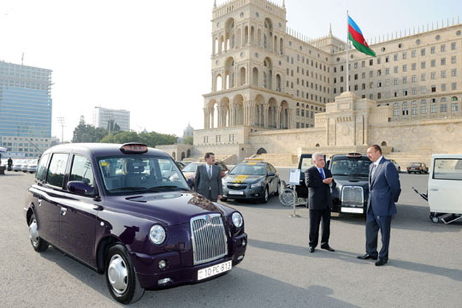 Президент Азербайджана Ильхам Алиев осмотрел завезенные в Баку новые автомобили (ФОТО)